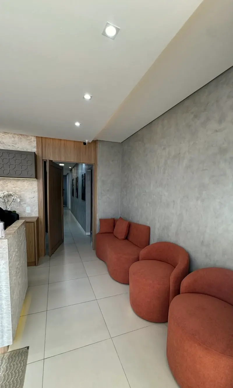 Corredor com poltronas vermelhas