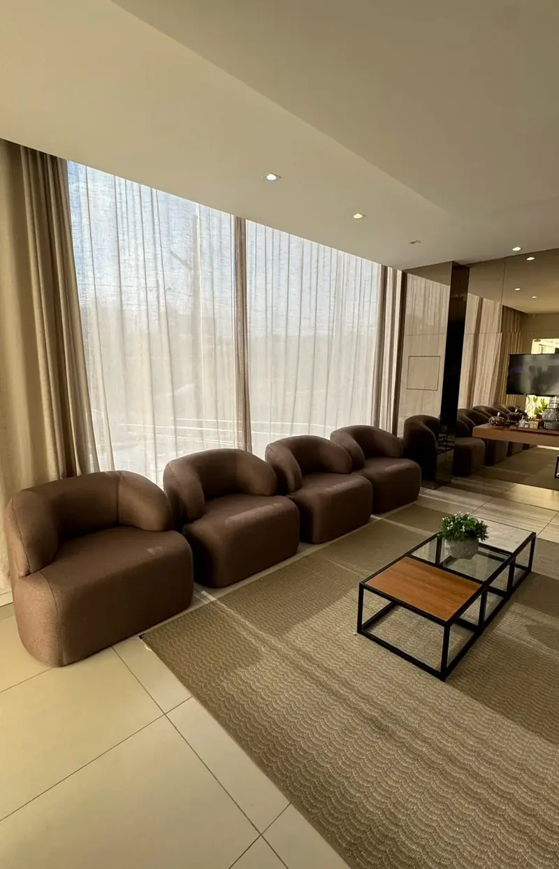 Sala de estar com sofás e mesa de centro
