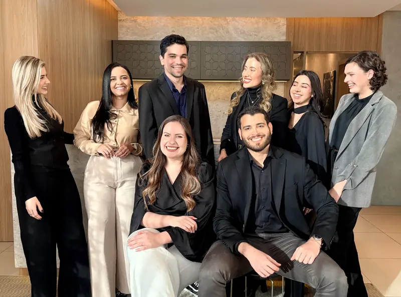 Equipe da Clínica Clivia reunida na recepção